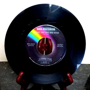 Loretta Lynn-The Lady That Lived Here Before/She's Got You 1972 MCA REC. 7in. - Picture 1 of 2