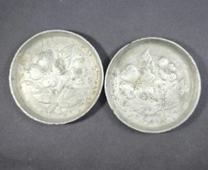 Vintage STEDE Hammered Aluminum 3 1/2" Dogwood Flowers Coasters ~ Set of 2 ~ - Picture 1 of 6
