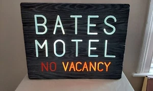 VINTAGE 1990er BATES MOTEL SCHILD SPENCER GESCHENKE IN OVP EX-ZUSTAND FUNKTIONIERT - Bild 1 von 11