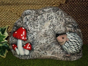 GS-0320 - Handarbeit - Unikat - Stein mit Pilzen und Igel - 18 x 12 cm - Bild 1 von 1