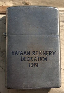 DE COLECCIÓN CROWN LIGHTER BATAAN REFINERÍA DEDICACIÓN 1961. - Imagen 1 de 4