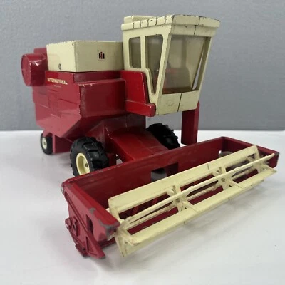Vintage 1984 Ertl International Hydrostatic 915 Combine Arm Toy Tractor 1/20 - Image 1 of 4