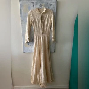 Vestido vintage con botones cubierto de encaje - Imagen 1 de 9