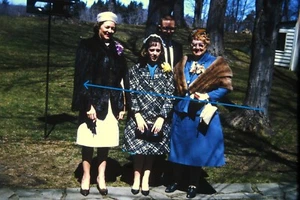 1963 35mm Dias 2x gut gekleidet Familie Nerz Mantel Pelz Stola Hut #1249 - Bild 1 von 2