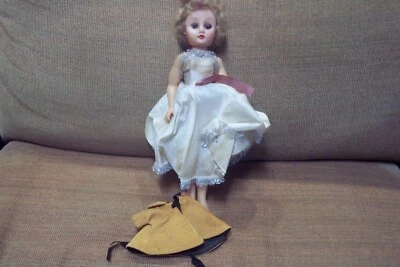 muñeca vintage de 14", posiblemente de la familia Terri Lee, 2 prendas de vestir. Foto 1 de 4