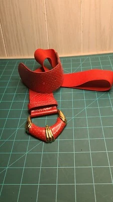 Cinturón elástico NAN LEWIS rojo de colección con hebilla de lunares en tono dorado y rojo  Foto 1 de 4