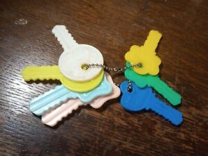 Vtg MCM Baby Teething Keys BABY WORLD CO. INC.. 1950s+Klickum Pastel On Chain 