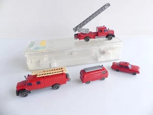PREISER 1:87 / 4 VERSCHIEDENE FEUERWEHRFAHRZEUGE 2 LKW 2 PKW - Bild 1 von 2
