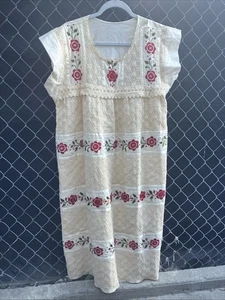 Abito messicano vintage fatto a mano in pizzo intrecciato ricamato - Foto 1 di 4