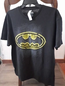 Batman Men's Size L Black Crew Neck Yellow Batman Graphic T Shirt New With Tag - Bild 1 von 3