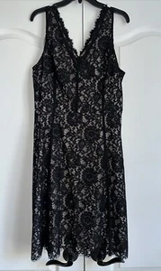 Abito Ann Taylor Loft nero pizzo overlay senza maniche scollo a V taglia 12 - Foto 1 di 6