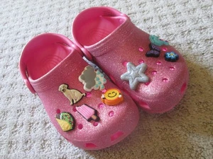 Zoccolo classico per bambini Crocs | rosa glitter con cinturino sul tallone | taglia J2 ~~ ciondoli Jibbitz - Foto 1 di 5