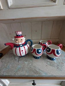 Johanna Parker Carnival Cottage EE. UU. 4 de Julio Tetera y 3 Tazas Taza Patriótica - Imagen 1 de 12
