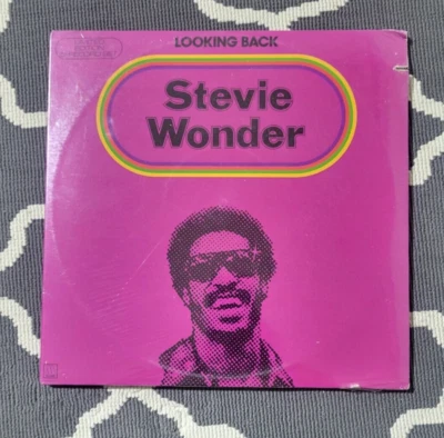 New & Sealed STEVIE WONDER Looking Back 1972 Motown M-804LP3 Vinyl Record Lot  Foto 1 de 3