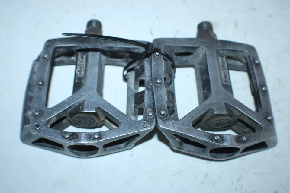 Wellgo Platform 骑行踏板 平灰色 9/16 英寸 混合山地车 硬尾 美国 托运人 — 第 1/4 张图片