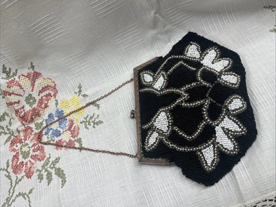 Антикварная вечерняя сумка в стиле модерн черно-белая с бисером 5 1/2 x 7 1/2 дюйма - Изображение 1 из 4