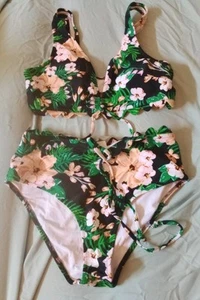 NEW CUPSHE Womens  Ruffle TWO Piece Floral Swimsuit SMALL - Picture 1 of 4