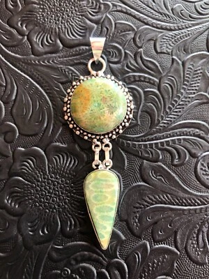 Colgante Artesanal Crisantemo Fosilizado Coral Mejorado Verde 3" Foto 1 de 3