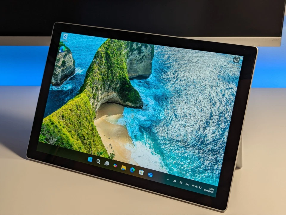 Microsoft Surface Pro 5 - i5 7300U, 8GB RAM , 256GB SSD, 4G LTE - Usato - Immagine 1 di 4