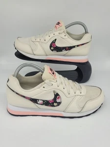Nike MD Runner 2 cremeweiß pink Turnschuhe Blumenmuster Swoosh Tick Damen Uk 6  - Bild 1 von 16