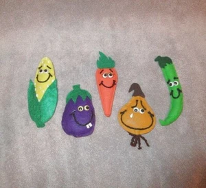 Vtg Anthropomorphic Veggie Magnets Googly Eyes Felt Glasses Carrot Pea 5X Lot - Picture 1 of 9