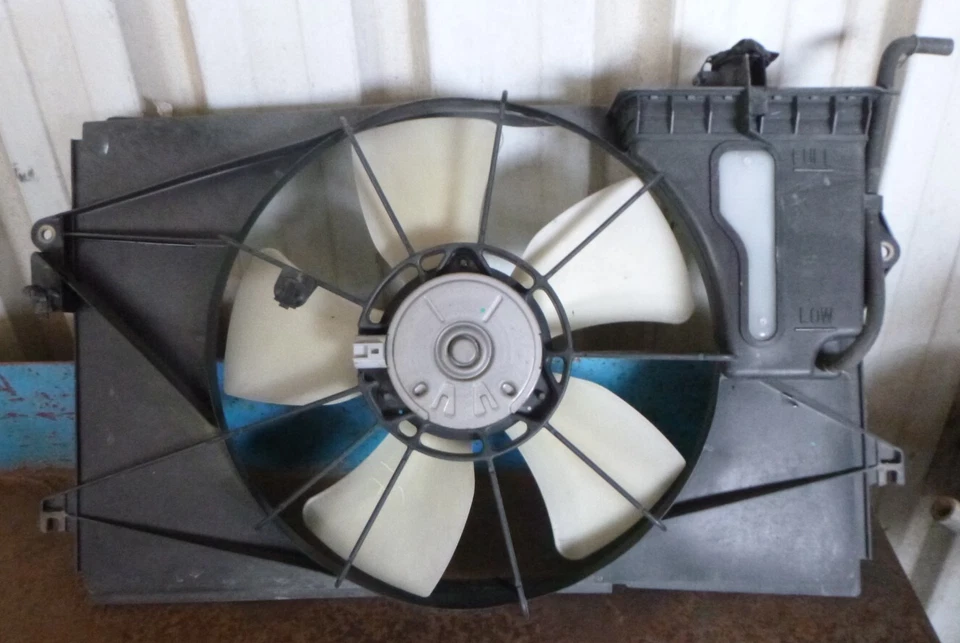 Ventilador radiador Toyota Corolla ZZE122 10/01-4/04 Foto 1 de 3