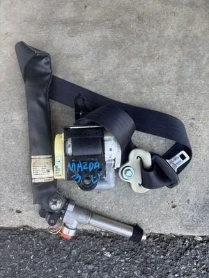 Cinturón de seguridad delantero lado conductor Mazda 3 2010-2013-color negro original de fábrica Foto 1 de 3