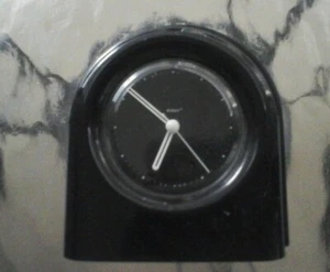 BLACK PLASTIC DESK/TABLE/SHELF ANALOG CLOCK REQUIRES AA BATTERY NOT INCLUDED - Picture 1 of 4