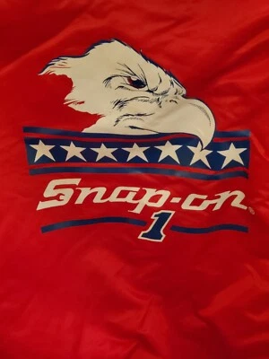 Chaqueta roja satinada cliente preferido herramientas a presión vintage HECHA EN EE. UU. Snap On Eagle Foto 1 de 4
