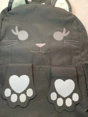 Loungefly Peek-A-Boo Kitty Paws 黑色背包 3D 耳朵 — 第 1/4 张图片