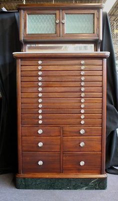 Antiguo gabinete de dentista de caoba American Cabinet Co 17 cajones-4 estantes 1900 Foto 1 de 4