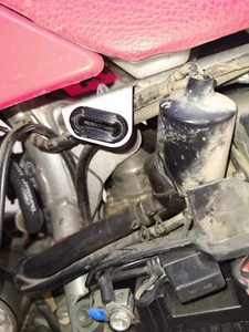Ojales de cubierta lateral Honda CRF 150/230 2X, 2003-17, PN83601-MB0-000 hechos en EE. UU. - Imagen 1 de 6