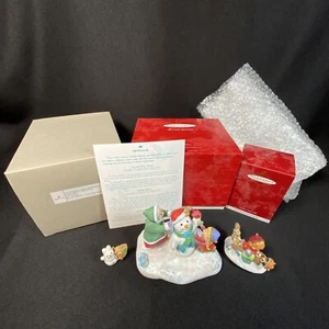 Hallmark 1999 North Pole Pond & Snowy Plaza & Hollow Log Cafe - ¡NUEVO! - Imagen 1 de 8