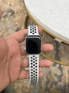 Apple Apple Watch Series 5 Nike - 40mm Silver Aluminum - GPS (Read Description) - Photo 1 sur 9
