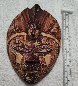Máscara facial indonesia tallada batik balsa madera colgante de pared tallada a mano y... - Imagen 1 de 9