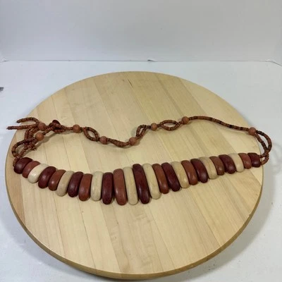 Cinturón de madera hecho a mano para mujer OS contorno progresivo piquetes cuentas de corbata lateral Foto 1 de 4