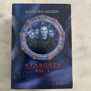 Stargate SG-1 - Season 1 Gift Set (DVD, 1997, 5-Disc Set) Richard Dean Anderson - Foto 1 di 16