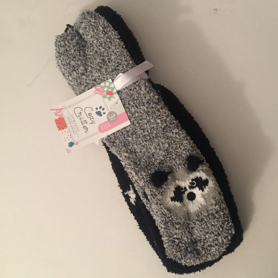 NUEVO CON ETIQUETAS 3 paquetes Acogedores Critters Calcetines Difusos Mapache Caras de Animales Rayas Pompones Suaves Foto 1 de 4