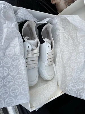 Alexander McQueen 黑白运动鞋 10B 码 穿了几次。 需要爱。 — 第 1/2 张图片