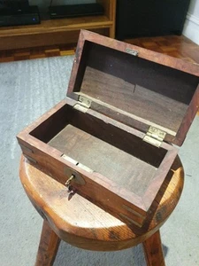 VINTAGE TEAK + BRASS FITTINGS TRINKET STORAGE BOX, WORKING LOCK & KEY - Picture 1 of 14