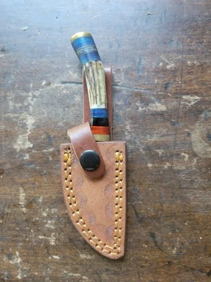 Cuchillo desollador de caza de acero Damasco de 6" mango de ciervo con funda de cuero Foto 1 de 3