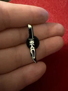 Scream Ghostface Knife Enamel Pin – Horror Movie Fan Collectible Lapel - Picture 1 of 3
