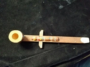 Tubo de paz vintage tallado a mano y pintado con diseño de tótem 9-1/2" de largo sin fumar - Imagen 1 de 5
