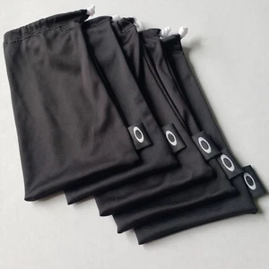Paquete de 5 bolsas de almacenamiento de limpieza de microfibra negras grandes Oakley auténticas - Imagen 1 de 2