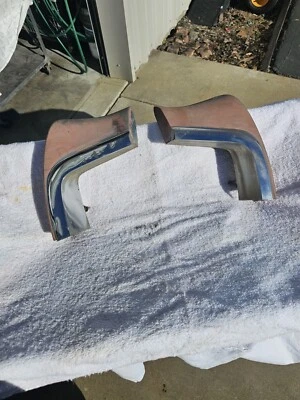 Buick Lesabre Wildcat 1965 diestro cuarto trasero extensiones GM OEM par de extensiones Foto 1 de 4