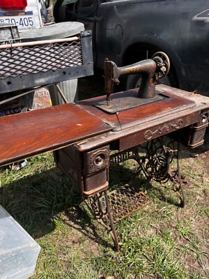 Antigua máquina de coser Singer alrededor de 1900 Foto 1 de 4