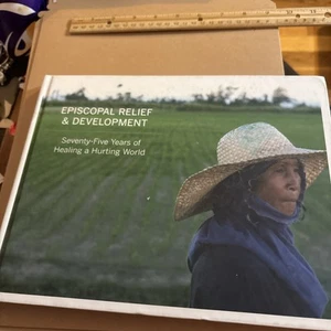 Episcopal Relief & Development: 75 Years of Healing A Hurting World Photo Book - Foto 1 di 9