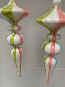 Par de adornos navideños muy grandes vidrio soplado blanco opaco rayas coloridas - Imagen 1 de 4