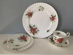 ROYAL ALBERT POINSETTIA 5 Piece Place Setting Bone China - England - Picture 1 of 5