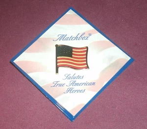 Pin de colección 2001 Matchbox True Heroes bandera estadounidense (latón y esmalte) Aminco EE. UU. - Imagen 1 de 5